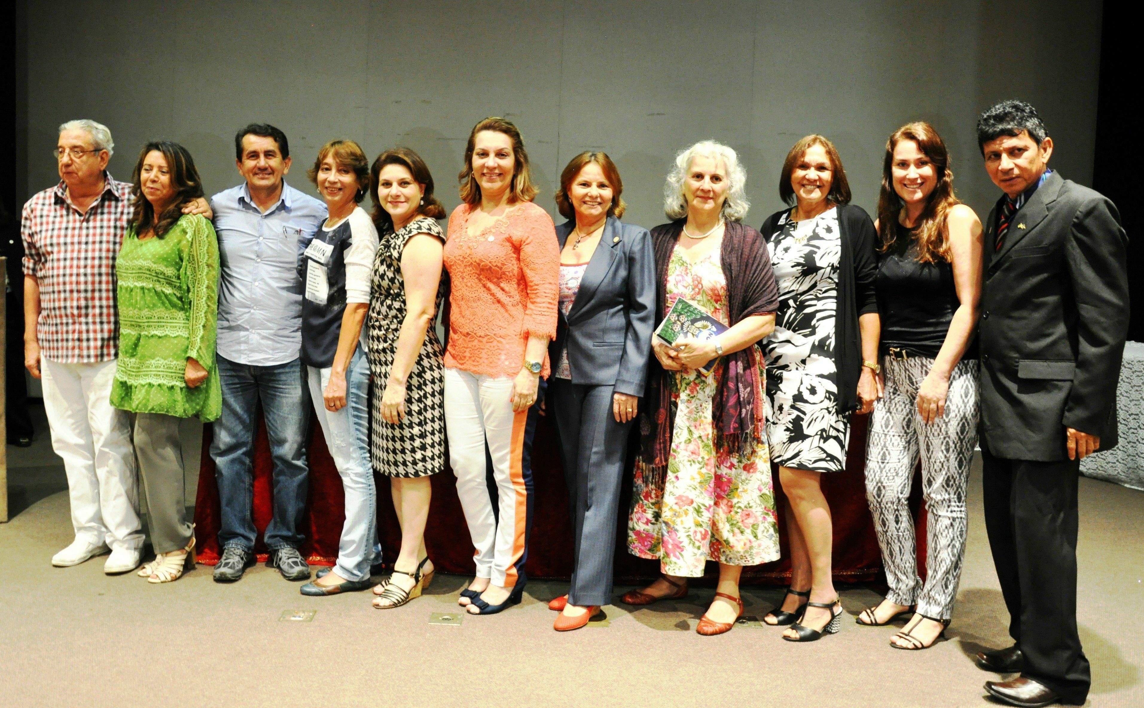 Autores das obras lançadas pela EDUA. Ao centro, professoras Márcia Perales e Suely Marquez.